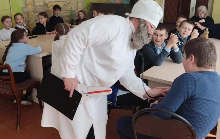 В День здоровья школьники соревновались с доктором Пилюлькиным 0